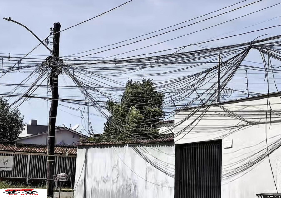 Vereador Weslley Cabeção denuncia abandono de fios nos postes da cidade